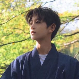 全网热议这届丈夫被改造得太离谱了！AG真人平台婚后男人精致变形记引(图1)