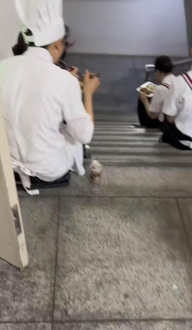 坐在桌上吃饭员工无奈只能蹲着吃饭AG真人国际网友吐槽西贝上班不让