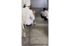 坐在桌上吃饭员工无奈只能蹲着吃饭AG真人